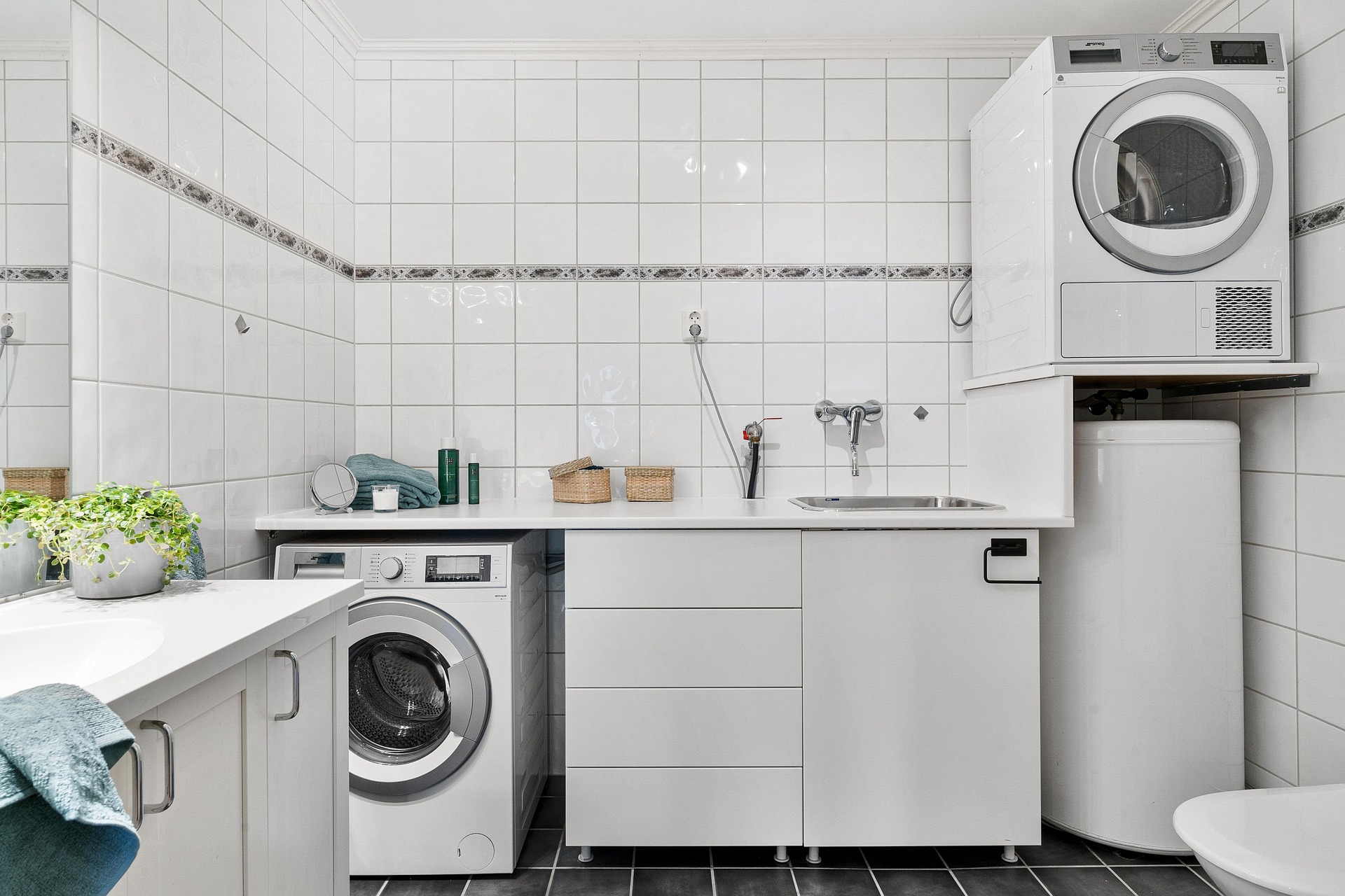 Modern kitchen cabinetry by Bhadu Cabinets